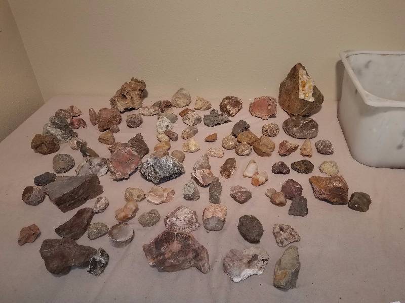lot 192 image: Tote of Mixed Rock Specimens