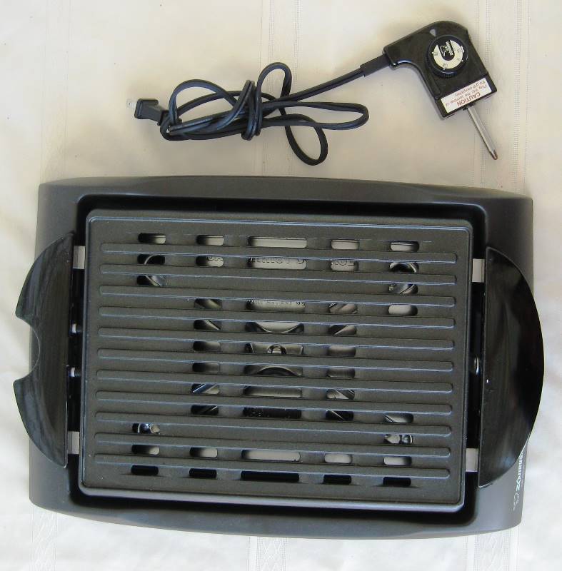 lot 002 image: Zojirushi Indoor Electric Grill