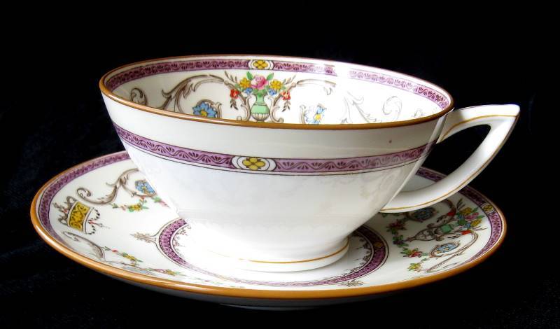 lot 003 image: Tweedsmuir China Dinnerware by Milton of England