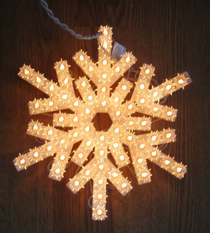 lot 024 image: Lighted Holiday Decor & Planters