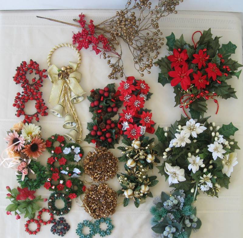 lot 025 image: Holiday Candle Rings