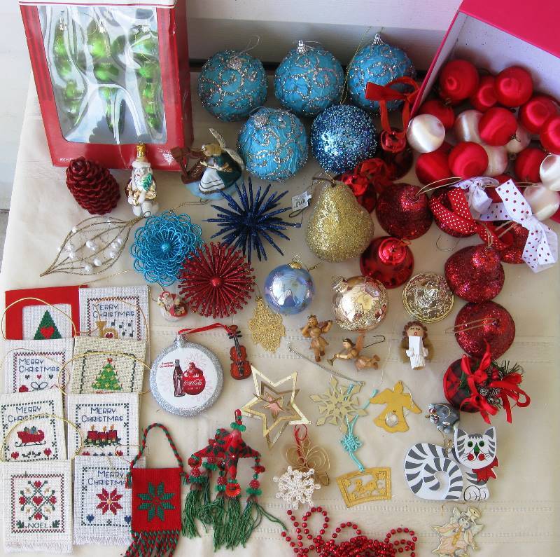 lot 028 image: Christmas Ornament Lot
