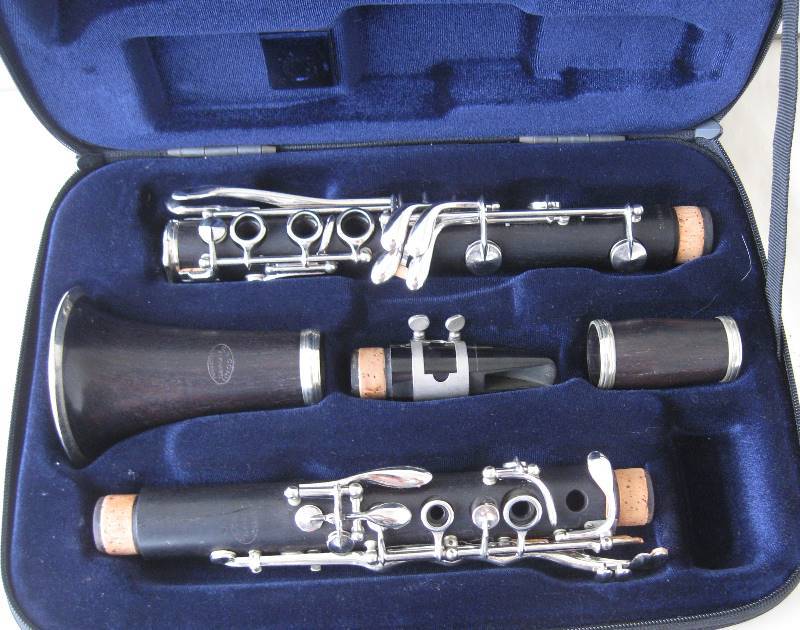 lot 039 image: Vintage 193536 CONN Wooden CLARINET - Refurbished