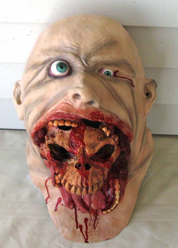 lot 061 image: SCARY  UGLY MUG Mask