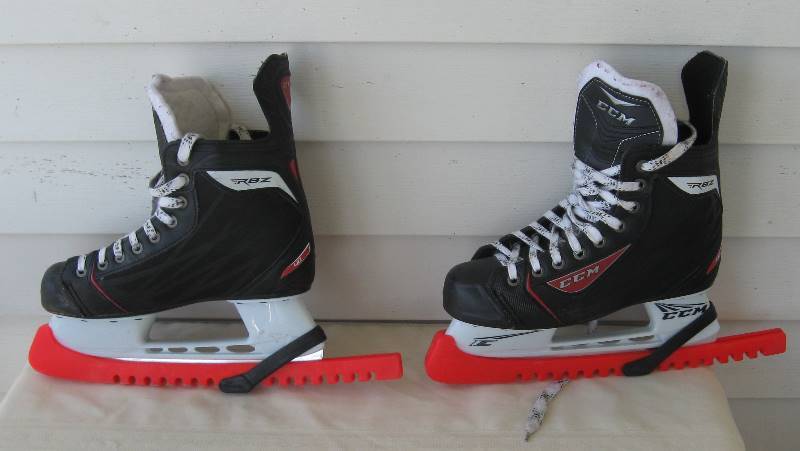 lot 014 image: CCM RBZ Size 9 Youth Hockey Skates with blade covers.