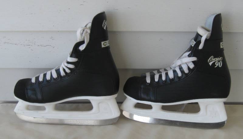 lot 015 image: CCM Champion 90 Hockey Skates Youth Size 4.