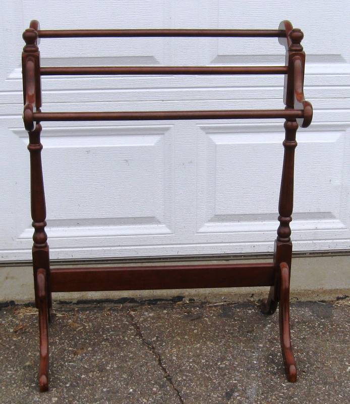 lot 063 image: QUILT  Comforter  Blanket Wood STAND Display HOLDER Storage