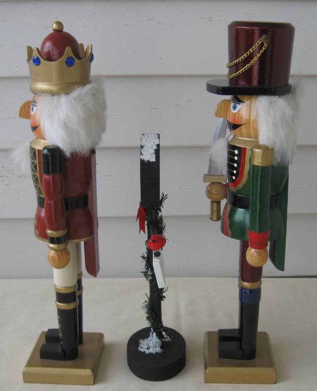 lot 068 image: 2 Nutcrackers & Holiday Sign