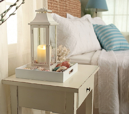 lot 17 image: Luminara 19 Heritage Indoor Outdoor Lantern with Flameless Candle & Remote - Ivory