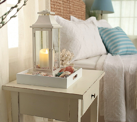 lot 18 image: Luminara 25 Heritage Indoor Outdoor Lantern with Flameless Candle & Remote - Ivory