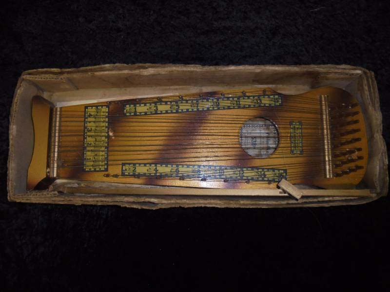 lot 5 image: Marx Instrument Violin-Uke