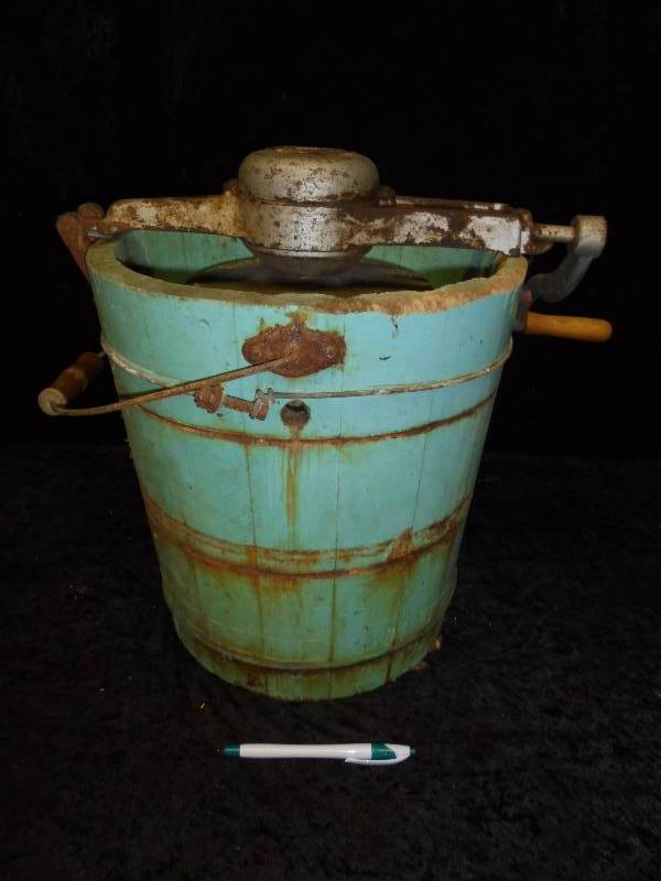 lot 6 image: Vintage Mary Proctor Ice Cream Maker