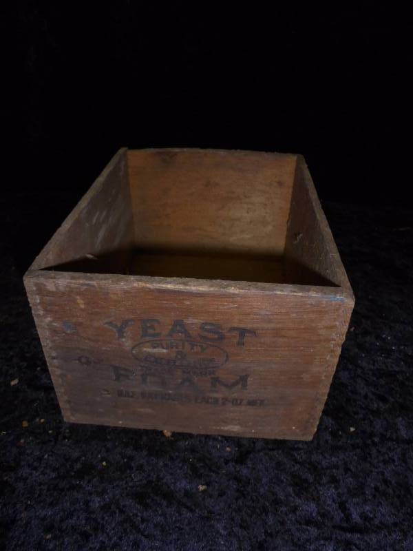 lot 8 image: Yeast Foam Wood Box, 9x7x5