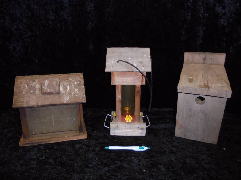 lot 11 image: Lot - Birdfeeders