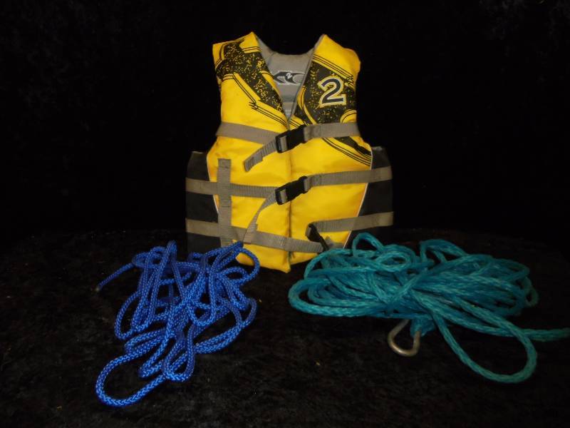 lot 12 image: Youth Life Vest & Rope