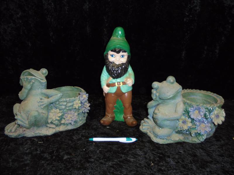 lot 15 image: Lot - Frog Planters & Plaster Garden Gnome
