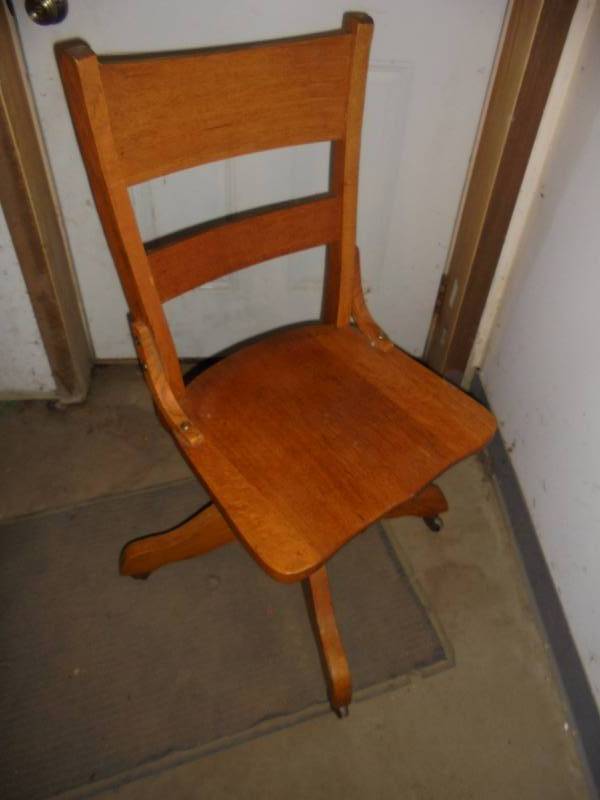 lot 22 image: Vintage Wood Office Chair