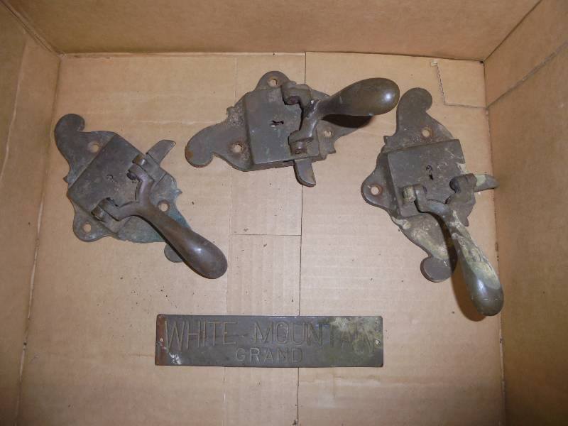 lot 53 image: Lot - Vintage Hardware, White Mountain Plaque
