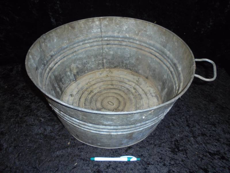 lot 61 image: Galvanized Tub, 19 round