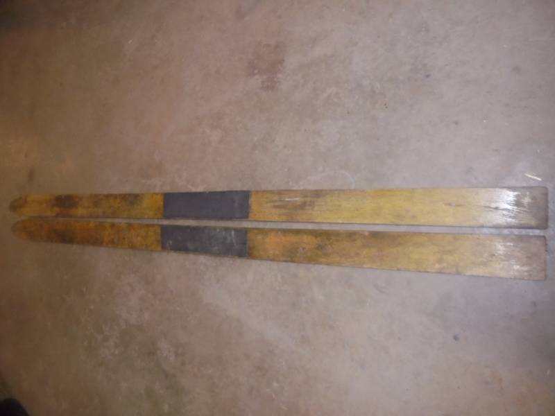 lot 86 image: Vintage Skis