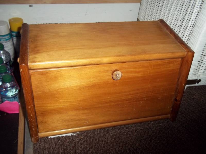 Wood bread box