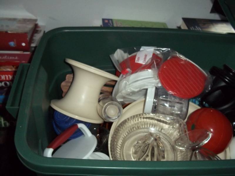 Rubbermaid tote with cover full of assorted dishes