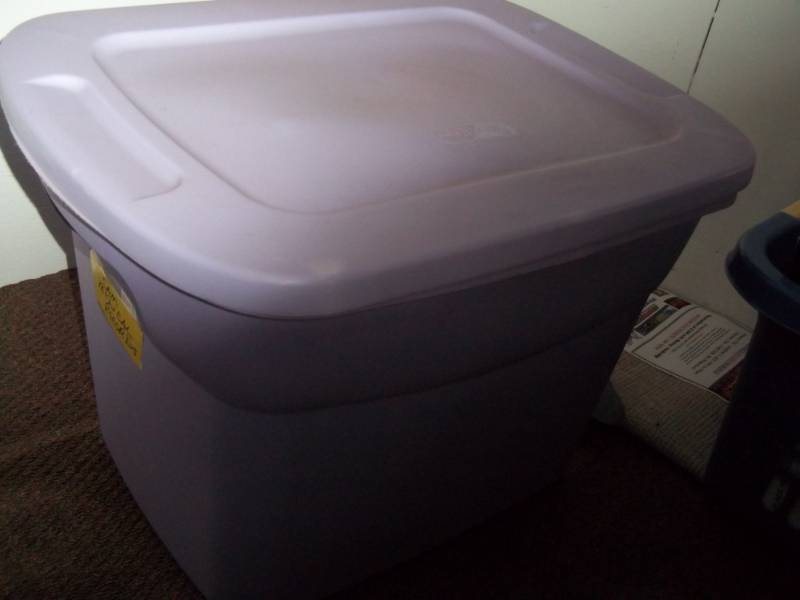 Tote with lid, cups and assorted kitchenware