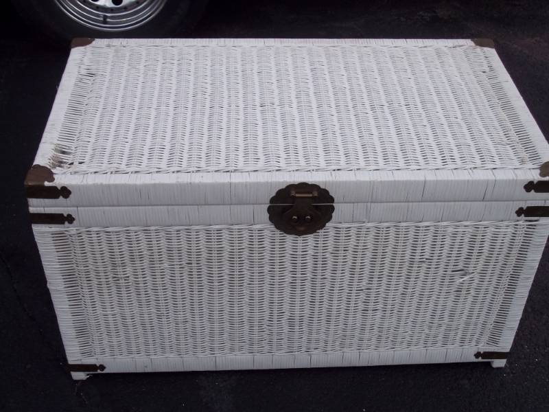 White wicker trunk 35 x 20 x 20