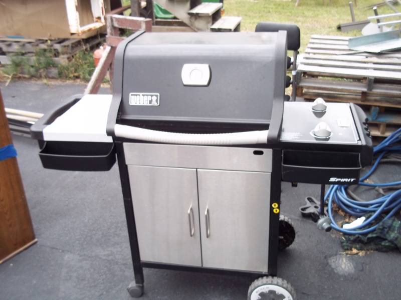 Weber grill spirit model with accessories