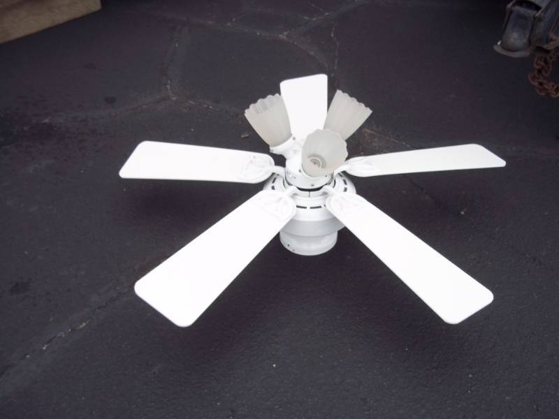 White Ceiling fan 3 bulbs