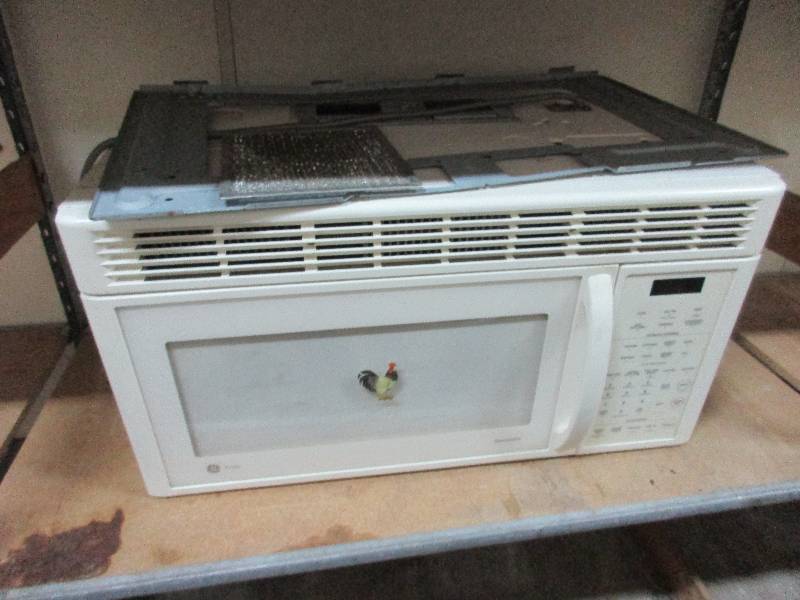 lot 14 image: Microwave