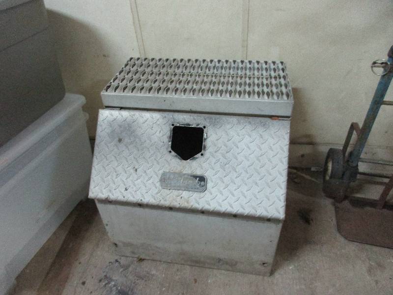 lot 17 image: Tool box