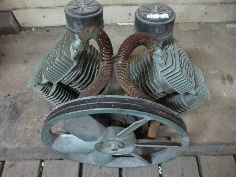 lot 32 image: air compressor head unit