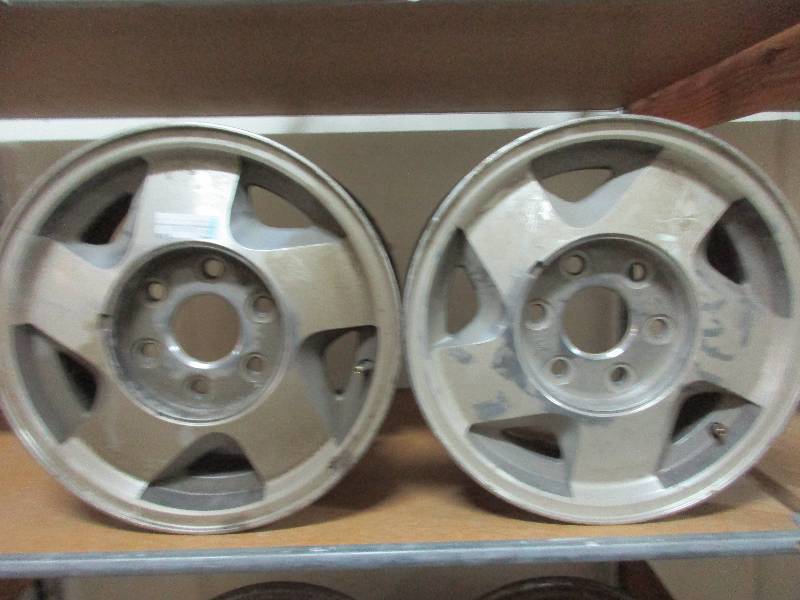lot 33 image: 15 GM 6 lug alum. rims (4)