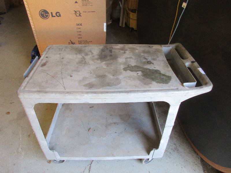 lot 37 image: Rubbermaid work cart