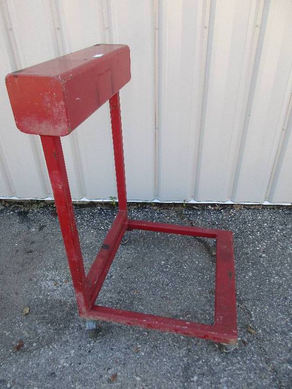 lot 41 image: stand w locking wheels