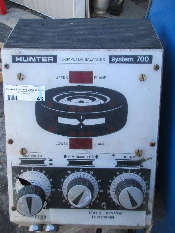 lot 43 image: GM tire balance machine
