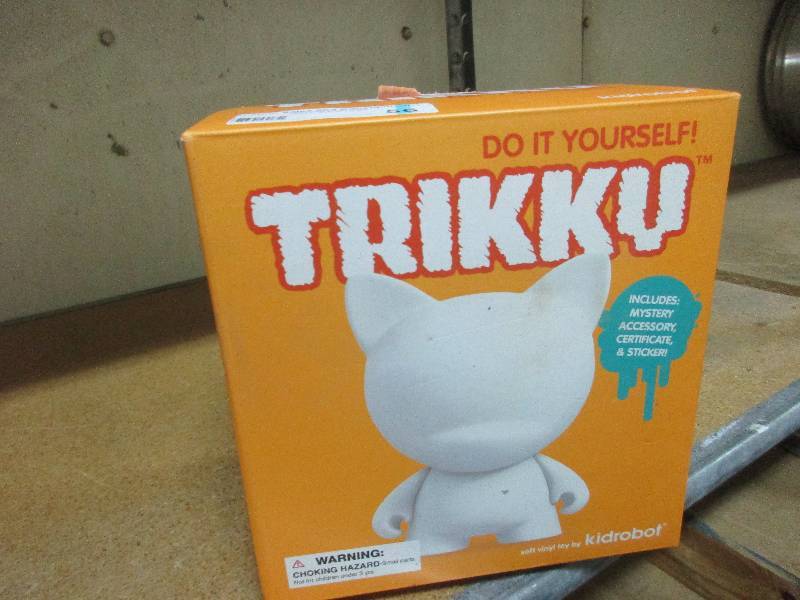 lot 56 image: Trikky toy