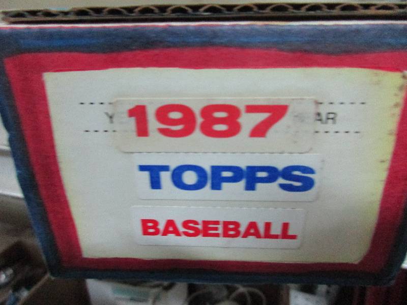 lot 57 image: 1987 Topps baseball cards