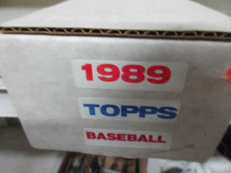 lot 59 image: 1989 Topps baseball cards