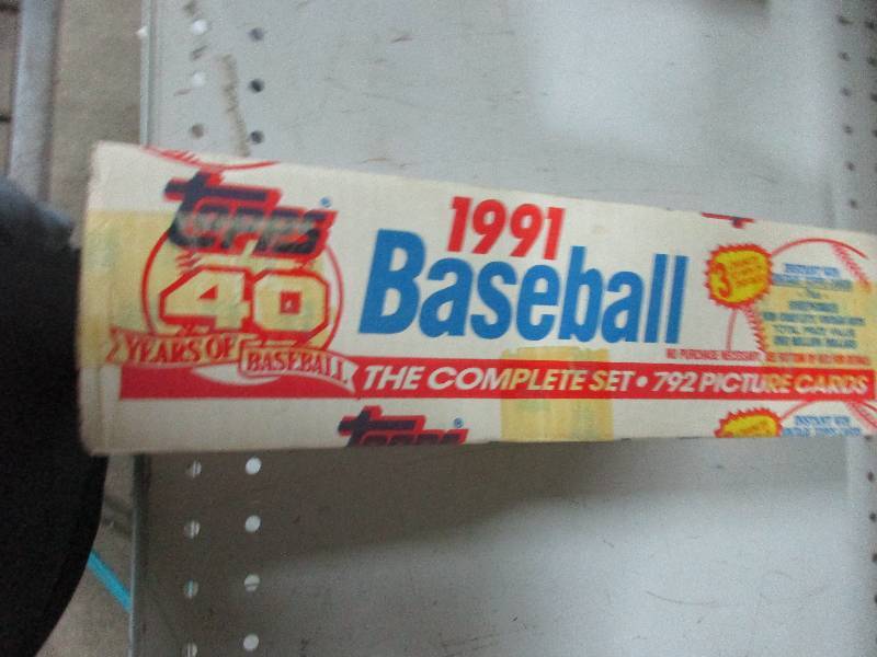 lot 61 image: 1991 Topps baseball card box