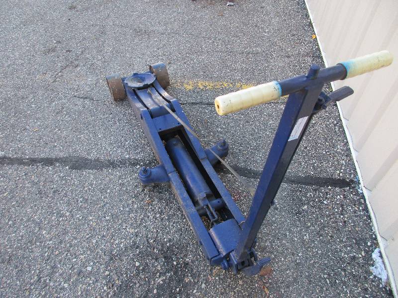 lot 63 image: 10 ton floor jack
