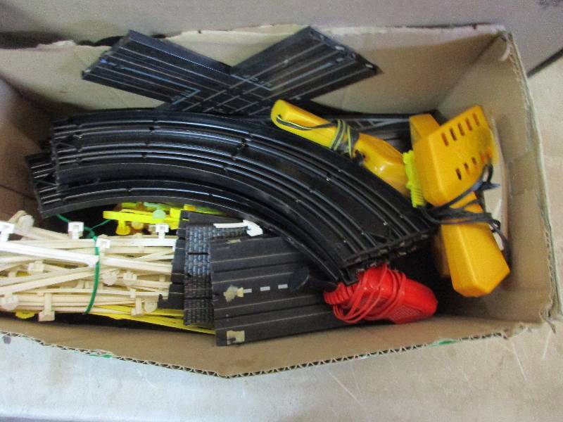 lot 82 image: 1976 Vintage HO aurora slot car track