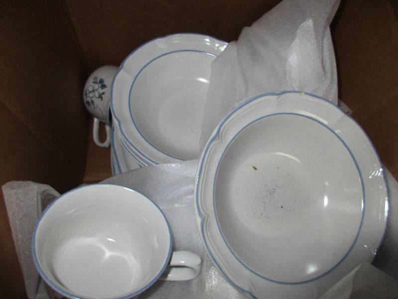 lot 150 image: dishes set and fancy pen