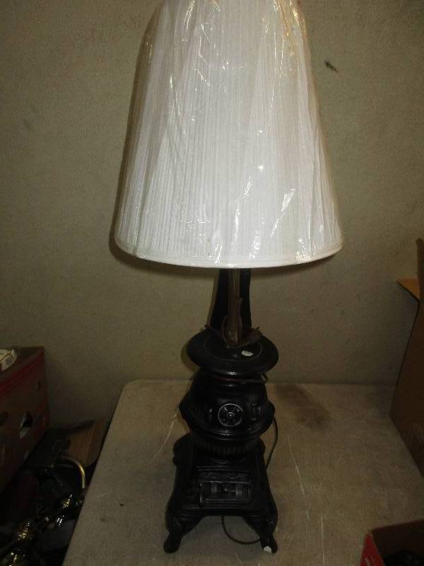 lot 178 image: small wood end table and nice lamp w new shade