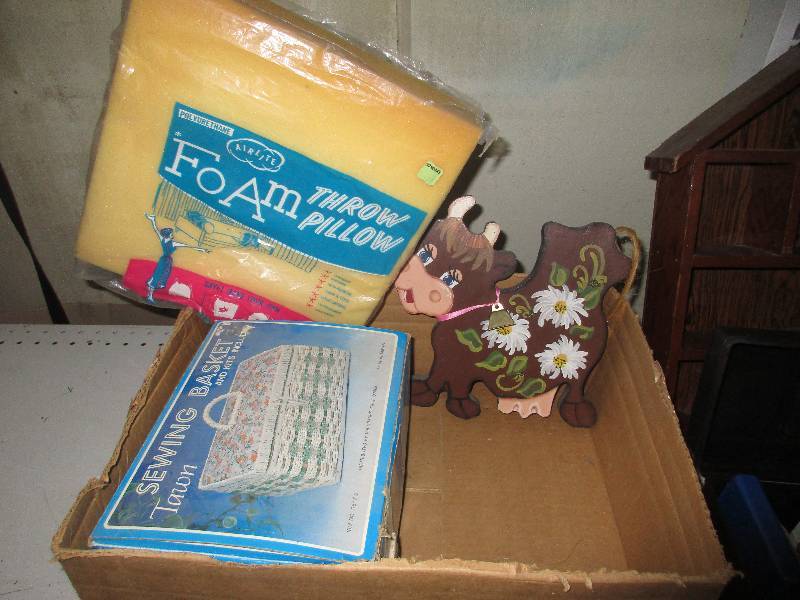 lot 181 image: sewing basket, 8track tapes, wall decor