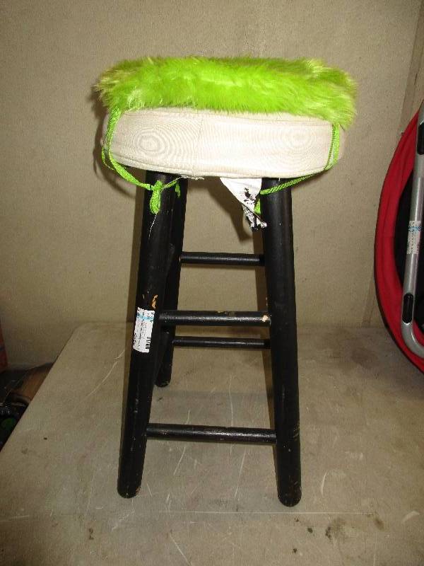 lot 184 image: wooden stool with cover