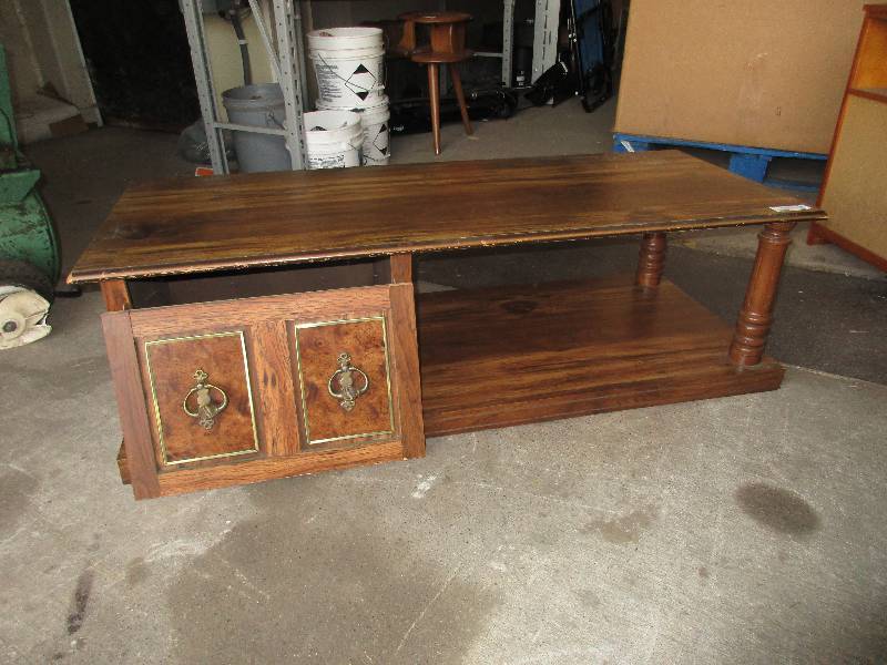 lot 187 image: coffee table