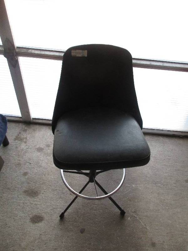 lot 189 image: swivel chair