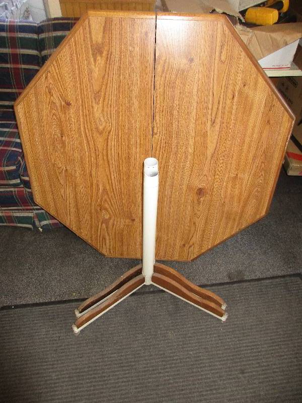 lot 190 image: kitchen table